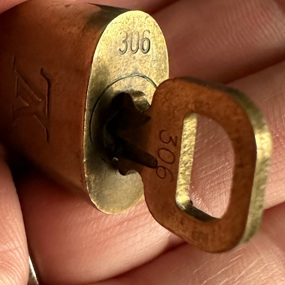 LV lock and key - Picture 2 of 3